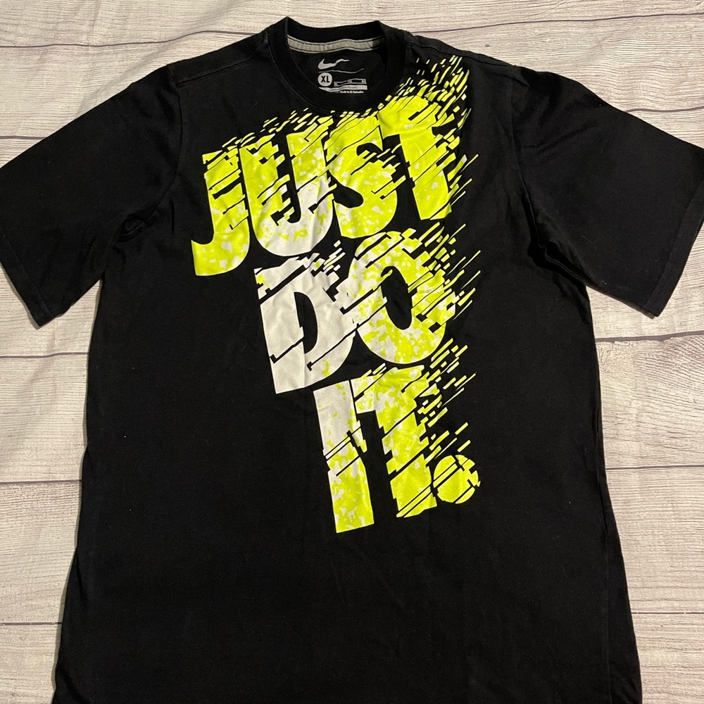 Boys XL black Nike Tee